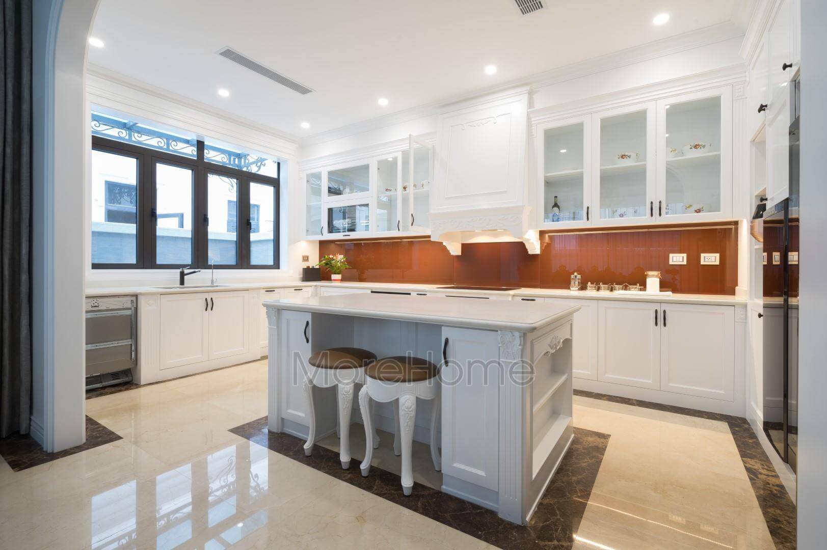 Thi công tủ bếp tân cổ điển chữ U màu trắng Mẫu nội thất biệt thự đẹp