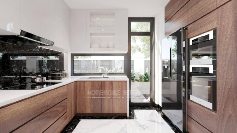 Trong thiết kế không gian phòng bếp biệt thự hiện đại, vật liệu ốp bếp rất được chú trọng bởi điều hiển nhiên xảy ra khi nấu nướng sẽ có nhiều vết bắn dầu mỡ nếu không được lau sạch sẽ gây ra ẩm mốc. Khắc phục điều đó, kính ốp bếp hay đá ốp bếp đều là lựa chọn tối ưu, nhưng nếu có điều kiện đá ốp bếp đen chỉ trắng như trong mẫu phòng bếp trong đây sẽ là lựa chọn tuyệt vời. Mẫu nội thất biệt thự đẹp