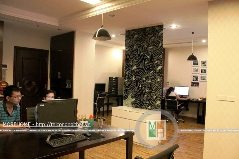 Vách kính ngăn phòng đơn giản của văn phòng làm việc tại Royal City
