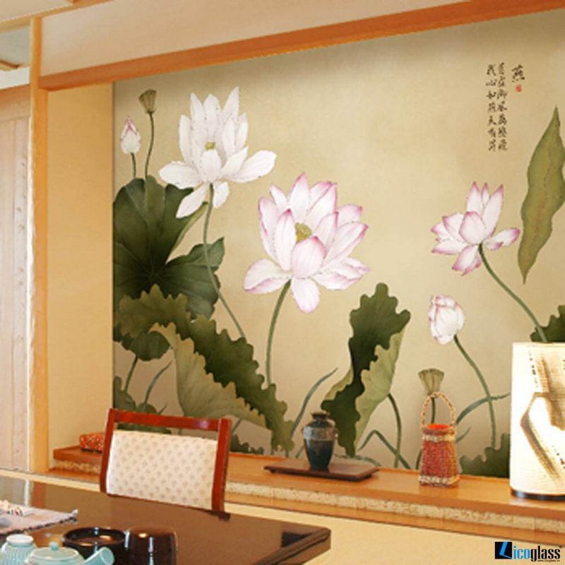 Mẫu tranh kính ốp tường in 3D hoa sen, vừa mang lại vẻ đẹp bình dị, mộc mạc mà thanh cao cho không gian làm việc của gia chủ vừa mang ý nghĩa phong thủy sâu sắc