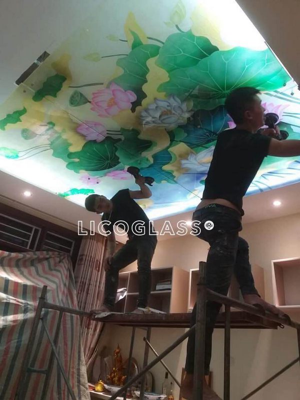 Thi công vách ốp trần bằng kính cường lực điêu khắc hoa sen 3D, dưới ánh đèn hình ảnh bông hoa hiện lên thật lung linh, ấn tượng, mang lại vẻ đẹp nổi bật cao cấp cho không gian căn phòng