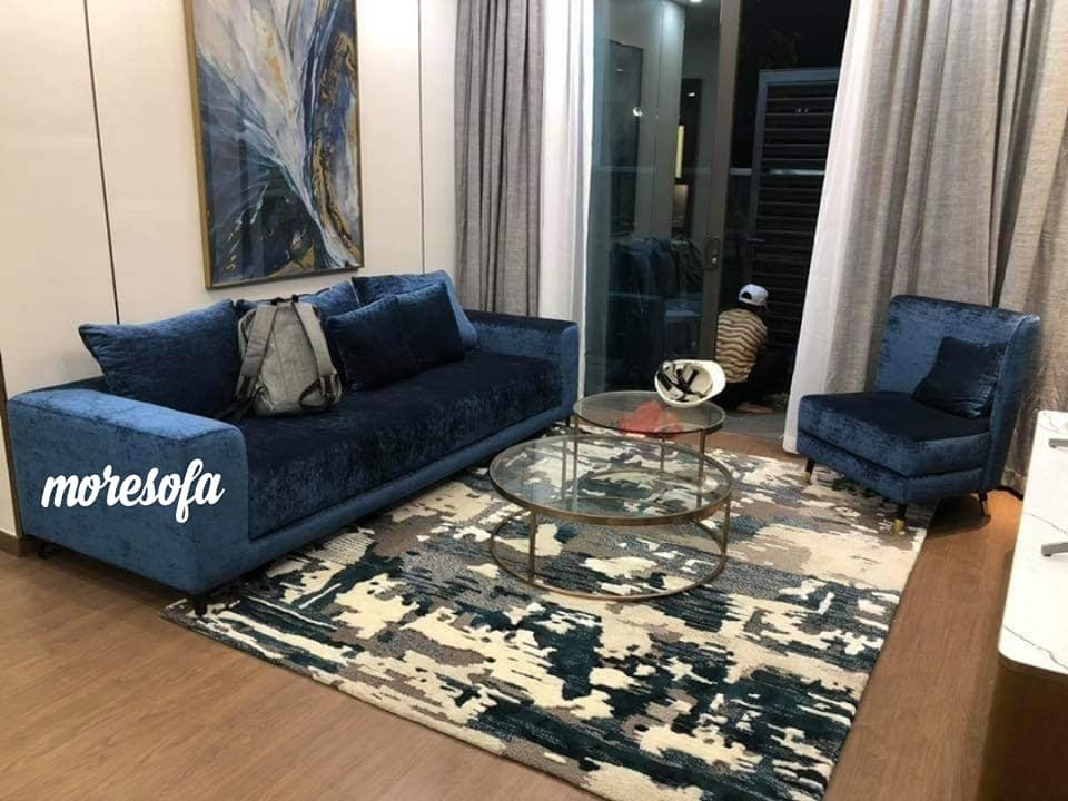 Ghế sofa đơn bọc nệm màu xanh coban hiện đại có thiết kế thoải mái, mang đến cho không gian sống một vẻ đẹp ấn tượng.