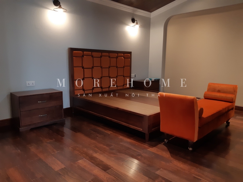 Đôn sofa cuối giường bọc nỉ màu cam gia chủ thoải mái sử dụng theo ý thích