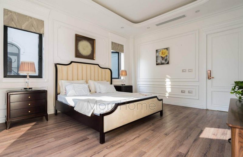 đà Để nâng cao không gian phòng ngủ tân cổ điển, hãy sử dụng một giường đầu giường bọc da màu trắng và khung giường gỗ đậm đà.